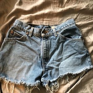 Levi high waisted shorts 27